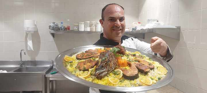 طريقة عمل سمك السلمون مع الأرز بالزعفران (الصورة ل "أذواق" من شيف أحمد الشناوي (2)