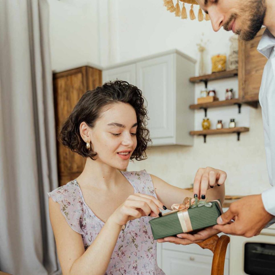نصائح لإختيار هدية الحب المثالية لحبيبتك من أذواق