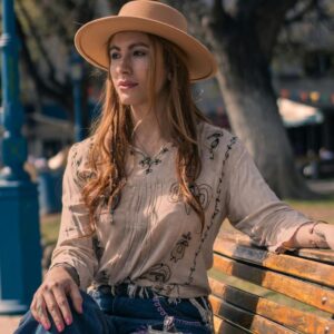 الملابس الحريمي تتصدرها موضة البلوزة البوهو في صيف 2025